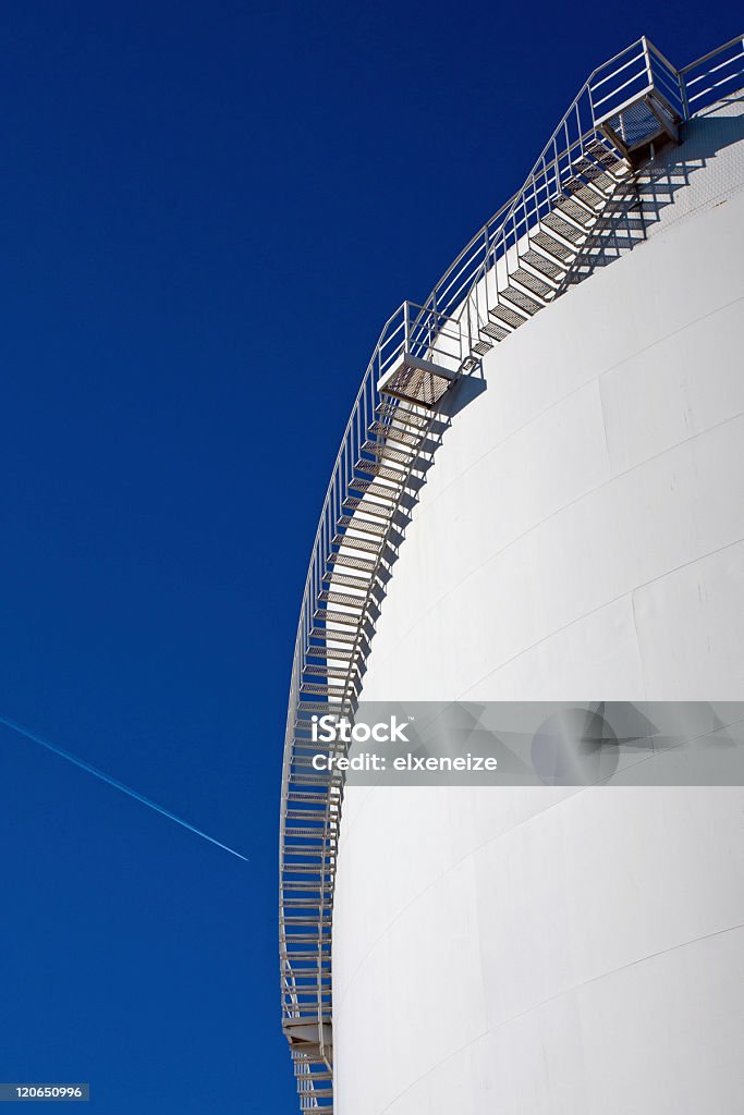 Tanque con Escaleras industriales de blanco - Foto de stock de Compartimiento para almacenamiento libre de derechos