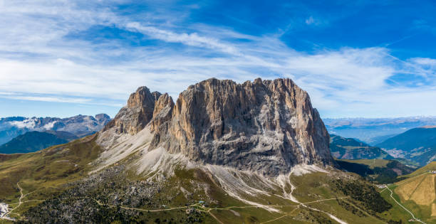 panorama aéreo del grupo langkofel, la montaña grohmannspitze, la montaña fuenffingerspitze y la montaña langkofel en italia - sella pass fotografías e imágenes de stock