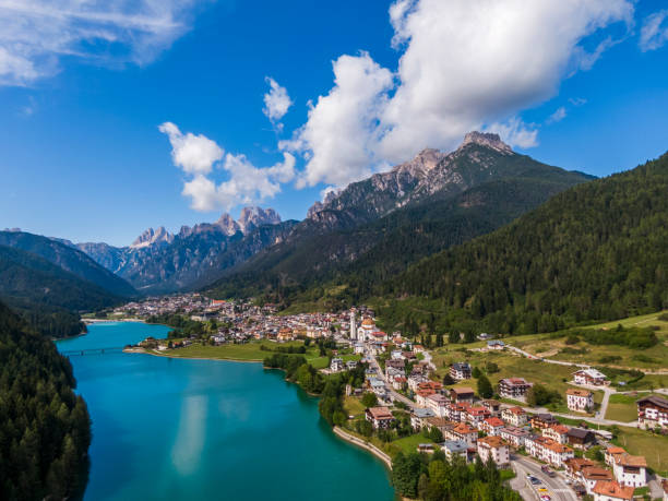 vista aérea del lago de santa caterina y a la comuna de auronzo di cadore, dolomitas - belluno veneto european alps lake fotografías e imágenes de stock