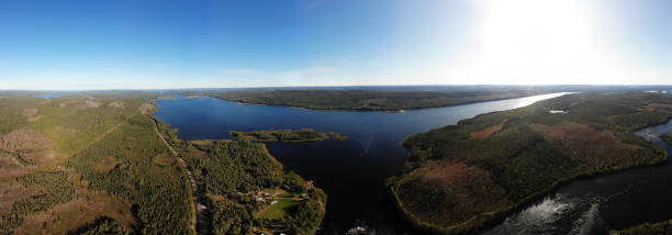 vista del río kalix, kalixalven, la localidad de overkalix y la sede en el condado de norrbotten, suecia, con bosque en el día soleado del verano, vista aérea de drones - norrland fotografías e imágenes de stock