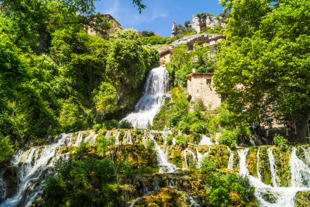 cascada de agua entre árboles en día soleado, orbaneja del castillo, - tree waterfall water river fotografías e imágenes de stock