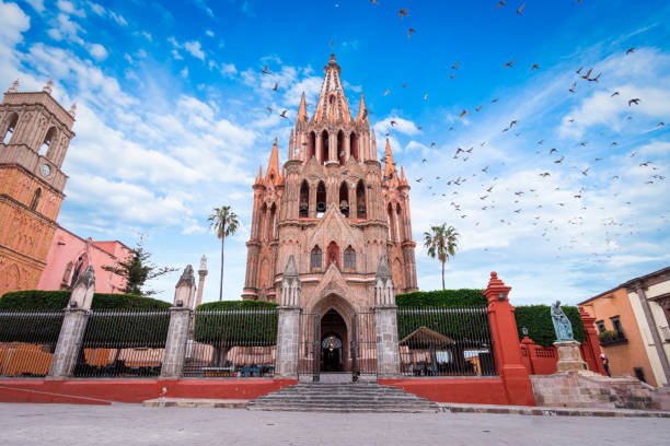 chiesa parrocchiale arcangelo jardin plaza san miguel de allende, messico. parroaguia creato nel xvi secolo. - san miguel foto e immagini stock