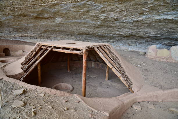 ein grubenhaus in mesa verde np - pit house stock-fotos und bilder