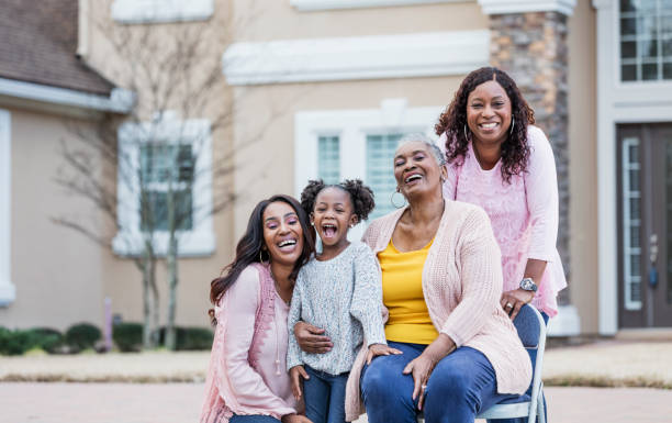 família afro-americana de quatro gerações - great granddaughter - fotografias e filmes do acervo