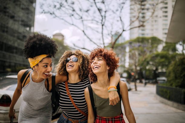 trois amies ayant l’amusement dans la ville - beautiful communication enjoyment happiness photos et images de collection