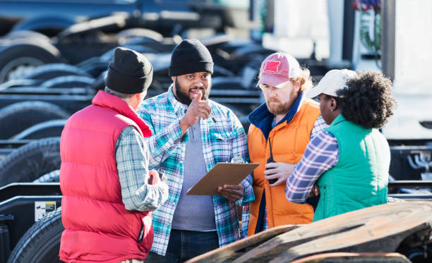 trabalhadores de empresa de caminhoneiros tendo reunião - truck driver multi ethnic group industry working class - fotografias e filmes do acervo