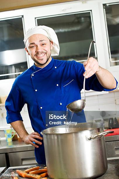 Chef Con Cucchiaio Dosatore - Fotografie stock e altre immagini di Abbigliamento - Abbigliamento, Adulto, Allegro