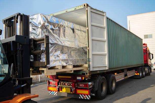 verladung von ladung in einen container auf einem großen anhänger lkw mit einem volkslift - refrigerate stock-fotos und bilder