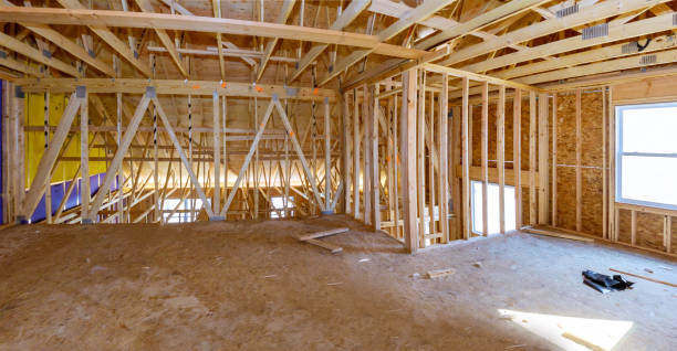 dentro inacabado el ático de madera viga de la casa - home addition attic timber roof beam fotografías e imágenes de stock