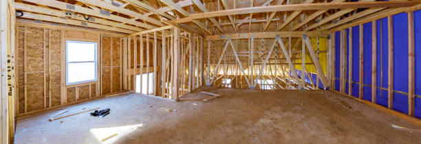 hausraum innen im bau unfinish dach holzrahmen des balkens für den bau - home addition attic timber roof beam stock-fotos und bilder