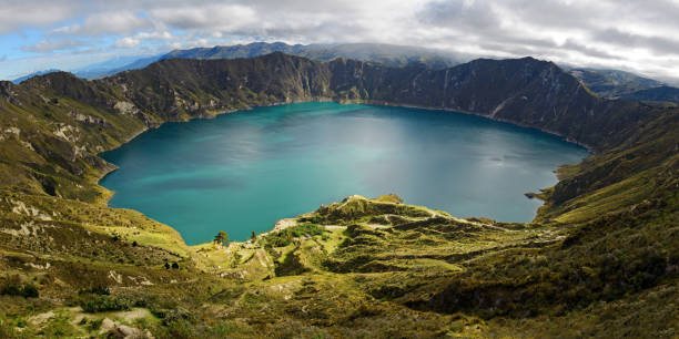 quilotoa lagoon panorama, ecuador - caldera stock-fotos und bilder