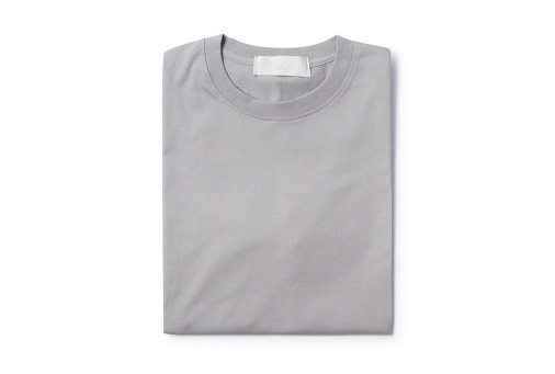 Camiseta plegada gris aislada sobre fondo blanco con trazado de recorte photo
