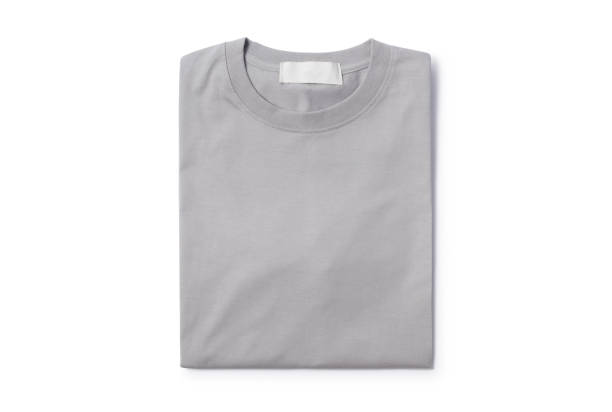 t-shirt plié gris d’isolement sur le fond blanc avec le chemin de coupure - plié photos et images de collection