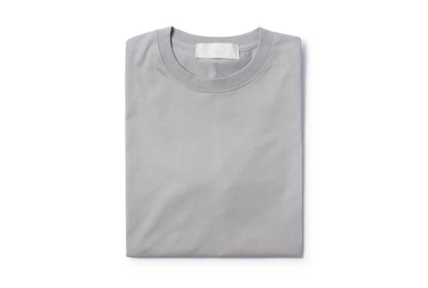 серая сложенная футболка изолирована на белом фоне с отсечением пути - gray shirt стоковые фото и изображения