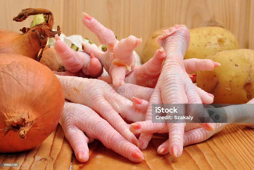 Stopy z kurczaka organicznych warzyw na płyty drewniane - Zbiór zdjęć royalty-free (Chrząstka)