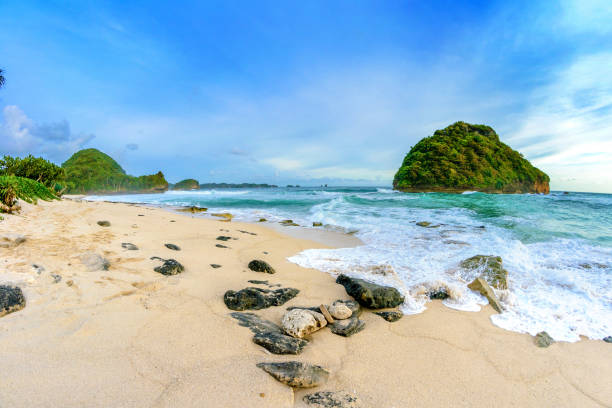 tropisch strand bij malang, oost-java, indonesië - malang stockfoto's en -beelden