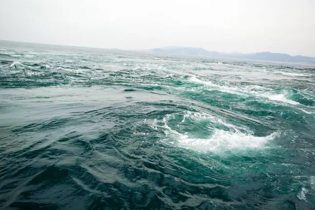 The Naruto vortex is a natural phenomenon seen in the Naruto Strait facing Tokushima Prefecture. Due to the difference in tide, the seawater collides with each other, causing a whirlpool. It is a famous tourist destination.