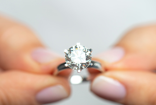 Mujer sosteniendo un anillo de diamantes photo