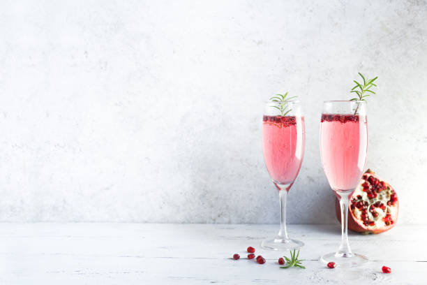 coquetel mimosa de romã - champagne pink bubble valentines day - fotografias e filmes do acervo