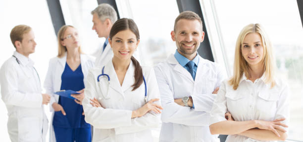 의료 전문가 팀 - healthcare and medicine smiling group of people lab coat 뉴스 사진 이미지