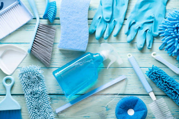 дом или дом чистящий продукт для уборки на деревянном столе, синий цвет концепции - sterilize стоковые фото и изображения