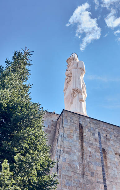 das größte denkmal der jungfrau maria mit jesus in der welt - european community european union flag european union currency flag stock-fotos und bilder