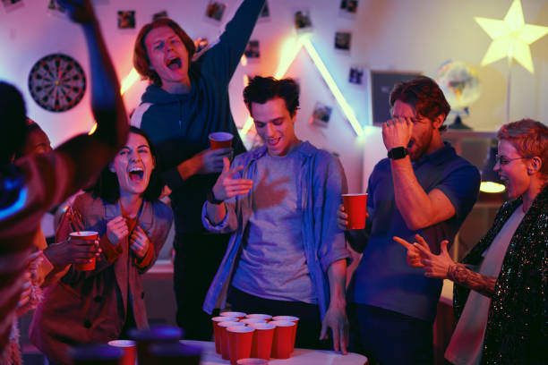パーティーで遊ぶ人々 - friendship relaxation cocktail nightclub ストックフォトと画像