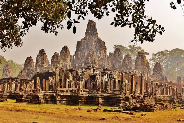 majestätischer khmer-tempel bayon in kambodscha - cambodia traditional culture ancient angkor stock-fotos und bilder