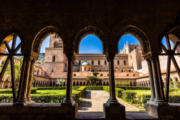 the rimlight - italy old ruin abbey basilica imagens e fotografias de stock