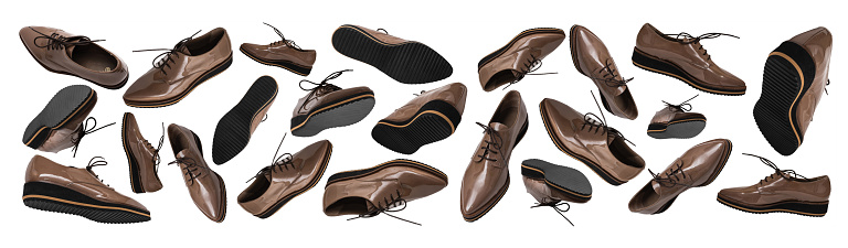 Conjunto de zapatos de charol marrón en diferentes posiciones y ángulos aislados sobre fondo blanco. Bandera. Objetos voladores o levitando. Concepto de zapatos de moda para mujer. photo