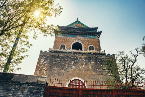 torre bell na antiga cidade de pequim, china - dongcheng district - fotografias e filmes do acervo