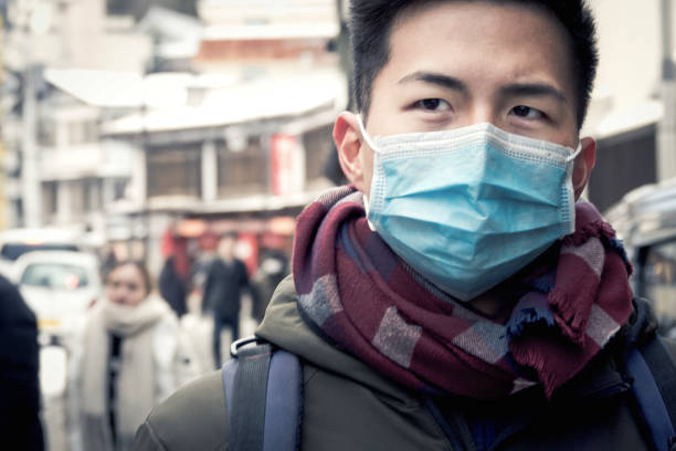 asiatischer mann trägt maske in touristenattraktionen. - pollenkorn stock-fotos und bilder