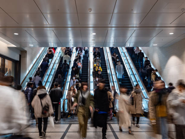 rush hours - escalator people city blurred motion imagens e fotografias de stock