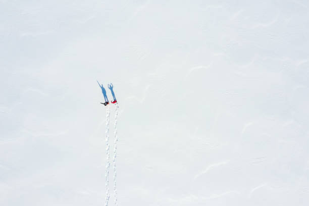 vista aerea di una coppia di ciasci all'aperto in inverno - winter snowshoeing running snowshoe foto e immagini stock