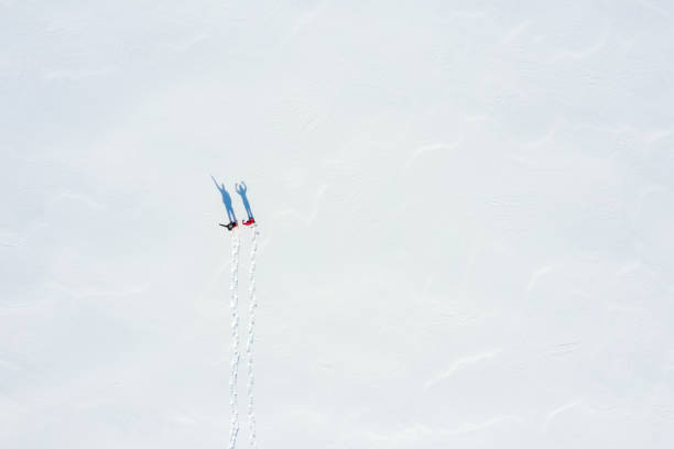 вид с воздуха на пару снегоступов на открытом воздухе зимой - winter snowshoeing running snowshoe стоковые фото и изображения