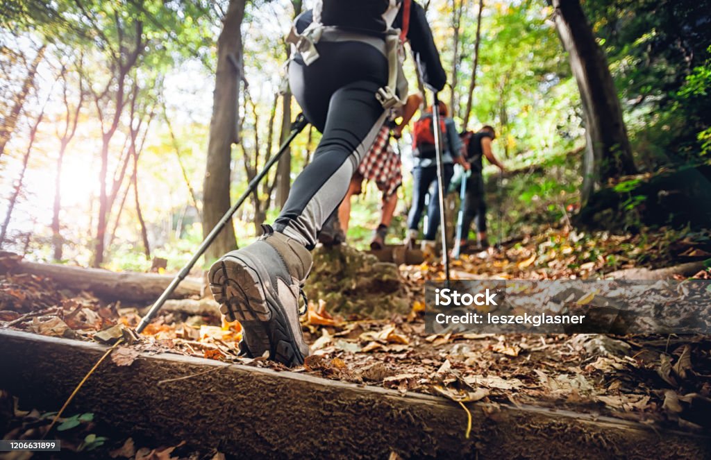 Wandererfrau mit Trekkingstöcken klettert steil auf Bergweg, fokussiert sich auf Stiefel - Lizenzfrei Wandern Stock-Foto