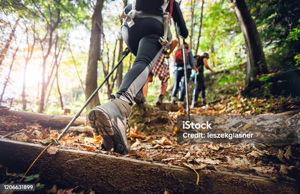 Wandererfrau Mit Trekkingstöcken Klettert Steil Auf Bergweg Fokussiert Sich Auf Stiefel Stockfoto und mehr Bilder von Wandern