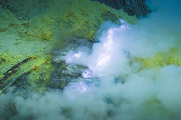 lago sulphur y montaña de mina humeante en la mañana en el volcán kawah ijen east java indonesia con fondo de cielo nocturno de la vía láctea - bromo crater fotografías e imágenes de stock