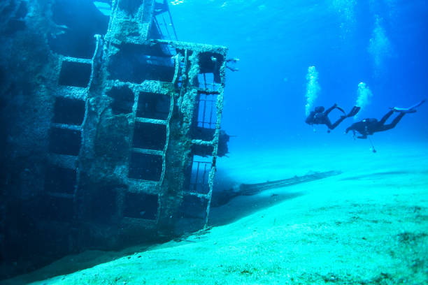 plongeurs sous-marins à la plongée d’épave - sunken photos et images de collection
