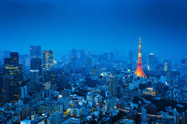 токио, япония скайлайн - tokyo tower shinjuku ward tokyo prefecture communications tower стоковые фото и изображения