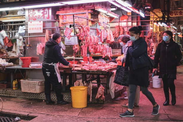 streetside metzger zerschnitt fleisch zum verkauf. - store market china city street stock-fotos und bilder