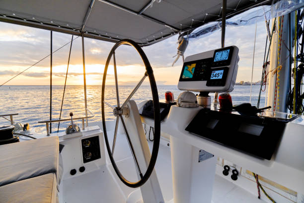 カタマランフライブリッジオープンデッキからの輝く日没海の穏やかな水の景色 - sunset yacht luxury sailboat ストックフォトと画像