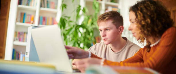 universitätsstudent mit tutor - student teenager adolescence teenagers only stock-fotos und bilder