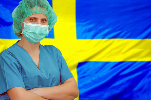 kvinnlig kirurg på bakgrunden av den svenska flaggan. hälso- och sjukvård, kirurgi och medicinkoncept i sverige. - sjuksköterska sverige bildbanksfoton och bilder