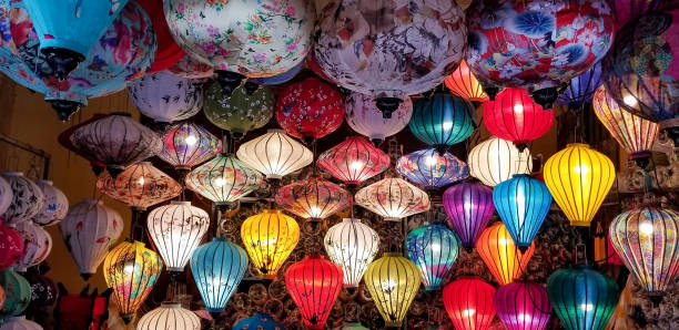 группа кра�сочных китайских фонарей на ночном рынке вьетнама - celebration event abundance lantern traditional festival стоковые фото и изображения