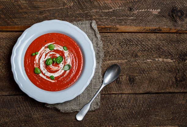 schüssel tomatensuppe mit basilikum auf holzhintergrund - tomato soup red basil table stock-fotos und bilder