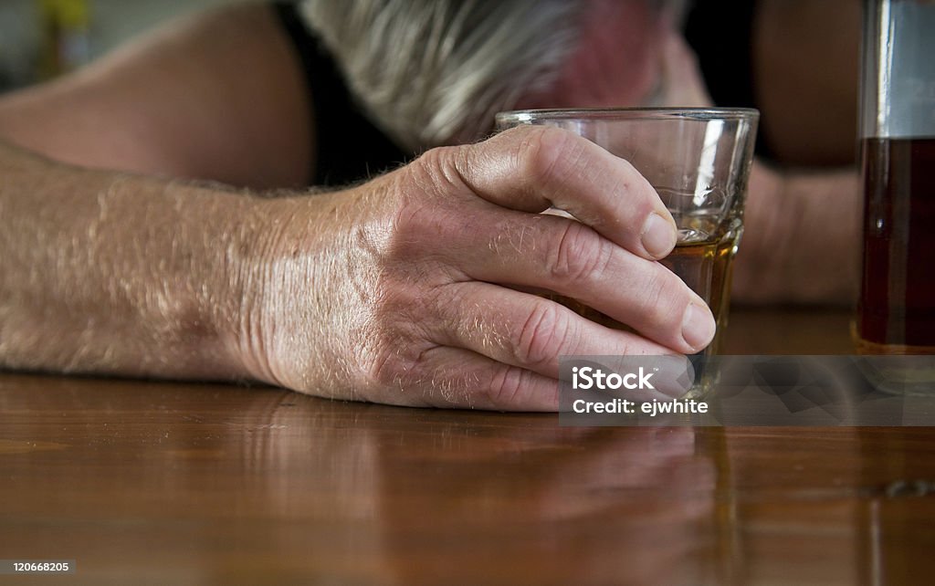 Alcoolismo - Foto de stock de Adulto royalty-free