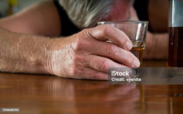 Foto de Alcoolismo e mais fotos de stock de Adulto - Adulto, Agarrar, Alcoolismo