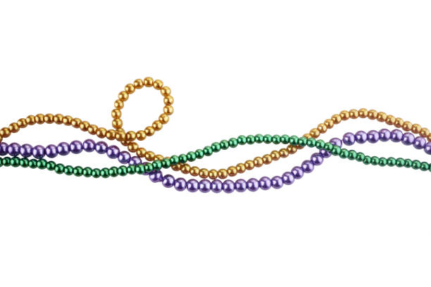 drei farben mardi gras perlen für dekoration isoliert ob weißen hintergrund - perlenschnur stock-fotos und bilder