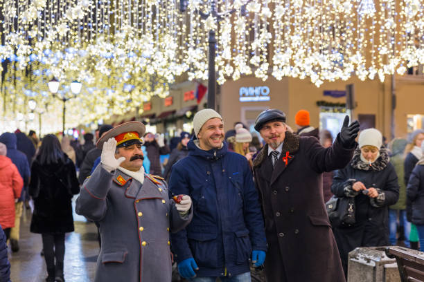 people are photographed with actors in the role of stalin and lenin - perestroika imagens e fotografias de stock